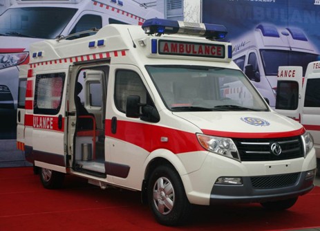 御风救护车内部设施配备丰富,布局科学,极富人性化.