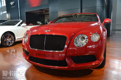 它配有独特的镀铬边框和中心杆的矩阵格栅,醒目的红色珐琅宾利"b"徽标