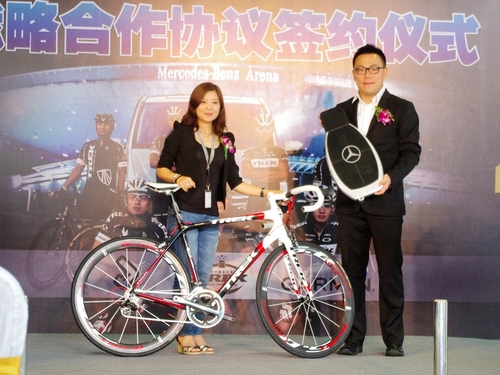 纳米体育上海平治向崔克自行车交付奔驰唯雅诺(图4)