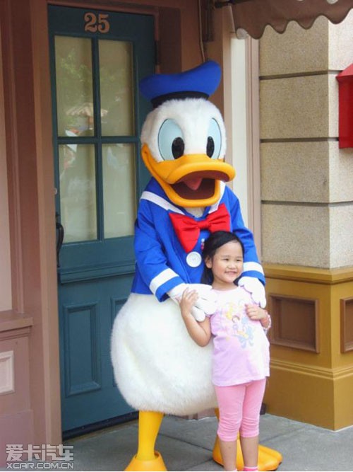 &nbsp;&nbsp;&nbsp; 看我们的这个小美女,跟唐老鸭一起合影!