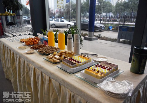 点击任意图片,进入图集浏览     【冷餐区】     活动现场,九华奔驰