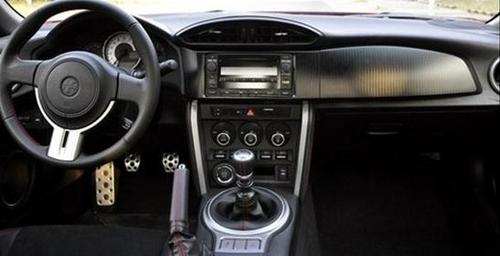 内饰方面丰田86有传承了ae86简单朴素的作风,没有太豪华高档的设计