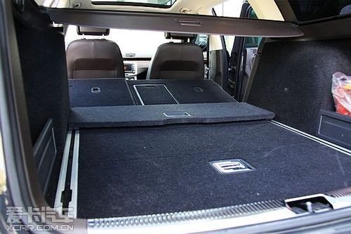 除可以放倒的座椅外,迈腾旅行版的后备厢内还有三个我们置物的好