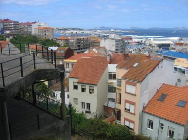 维哥位于西班牙西北沿海维哥湾的南岸,对面是莫拦佐(morrazo)半岛