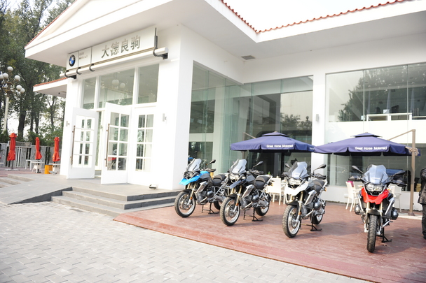 近日,北京"媒体摩托联盟"受宝马摩托北京"大德良驹"4s店邀请,并在著名