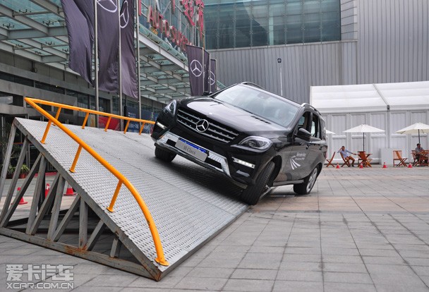 奔驰ml轻松通过侧倾坡面奔驰m级项目体验填写试乘体验,可获得奔驰精美