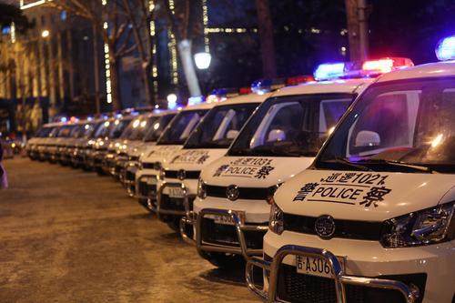 整齐划一的160辆佳宝v80专用夜巡警车等待"上岗"