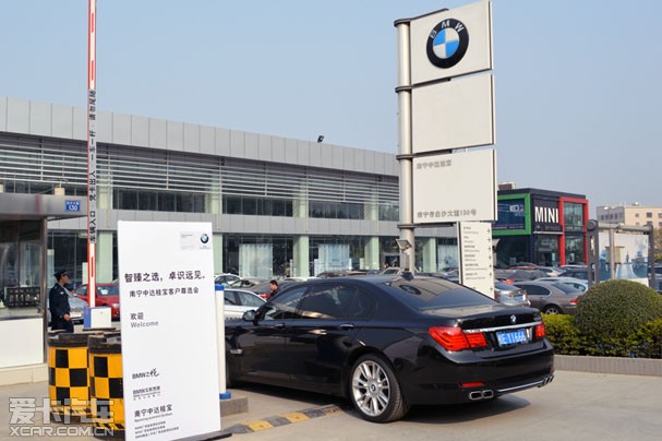南宁中达桂宝bmw 4s店客户签到活动现场,通过展厅专业讲师的讲解和