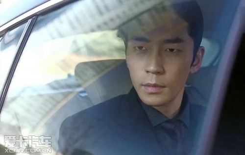 自古冷暖对立,既然有了国民英雄都敏俊的存在,那反派人物李载京,就是