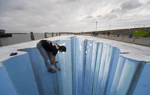 它与普通画种比较起来最特别的地方在于它的透视原理与普通绘画不同