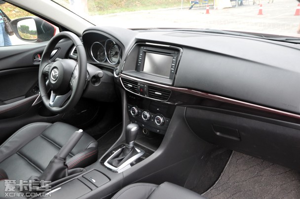 移步驾驶舱后,首先有全黑和奥夫白两种真皮内饰设计风格可供选择,无论