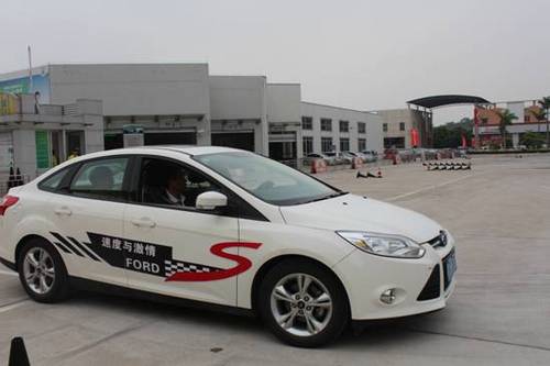 活动当天,邀请了专业陪驾教练和翼虎车主嘉宾共同体验.