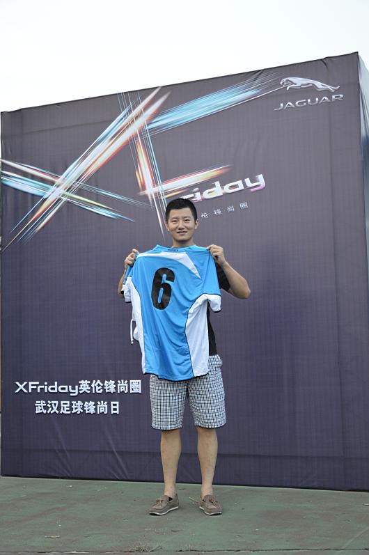 足球运动员们签到并挑选合适的足球服现场人气爆棚