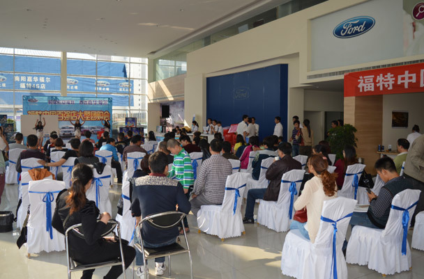 活动现场人潮涌动,精彩非凡,4s店更为这次活动