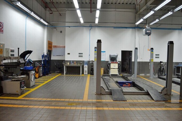 公司的维修车间布局合理,宽敞明亮,分为机修区,钣金区,喷漆区,总承