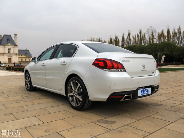 外观方面,东风标致全新508采用标致家族最新设计语言,相比现款车型