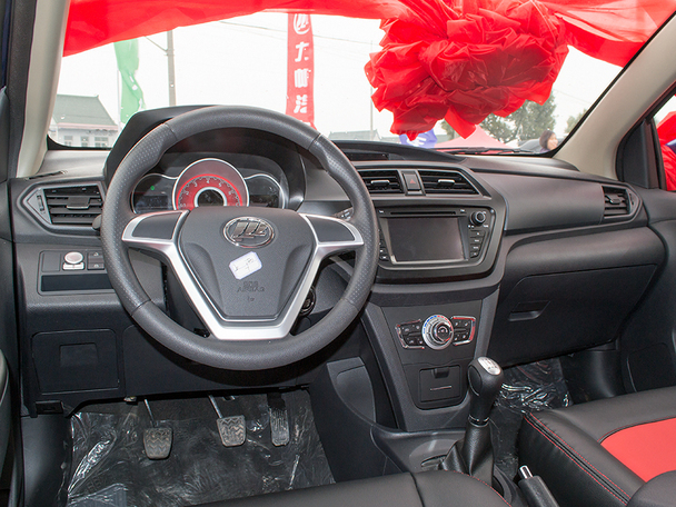 力帆x50拥有2550mm的同级主流轴距,为整车呈现出了理想化的内饰