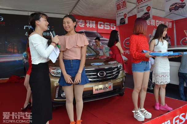 不少观众销售总监何总与gs4及一众美女车模合影广汽传祺衡阳名仕4s店