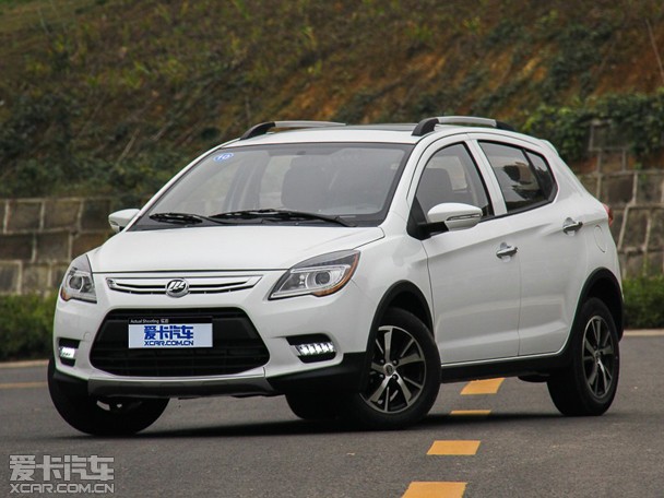 外观方面,力帆x50定位于小型suv,前脸采用了霸气的大嘴式设计,前大灯