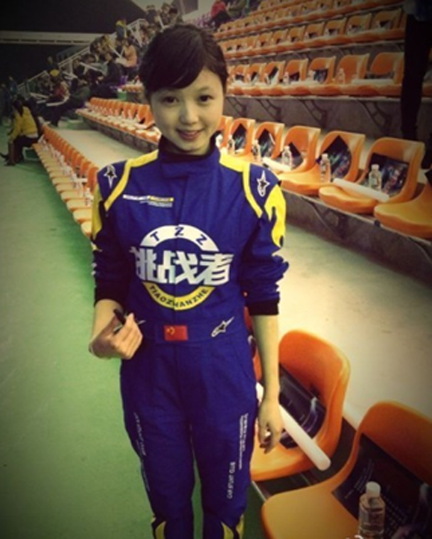 华家班当家花旦华婷婷神秘出席与众多选手一起领略c级车的独特魅力.