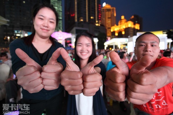 现场观众"出彩"手势最后演出在全体达人及演出幕后人员的全家福合中落