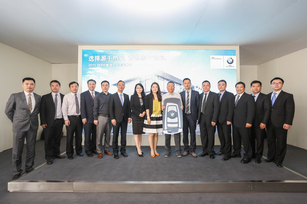 活动首日第一位签单车主宝马东区销售高级经理吕静女士在开幕活动上