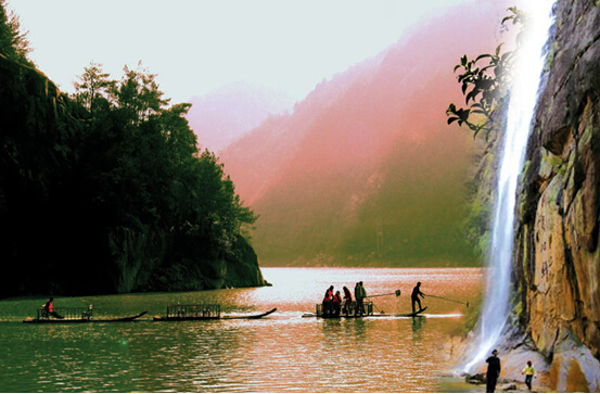 大明山距黄山70公里,地形高差达一千余米,因而山高谷深,层峦叠嶂