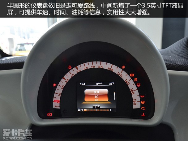 此外,新smart采用液晶式仪表盘,中控台上增加有独立液晶显示屏.