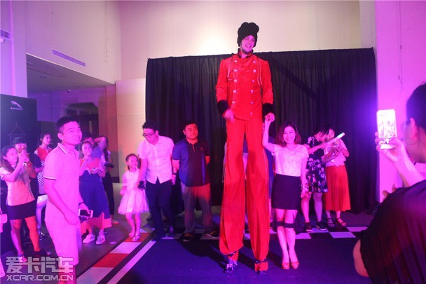 亲身感受驾驶e-type驰骋勒芒赛道的酣畅,在绿幕前与捷豹中国品牌大使