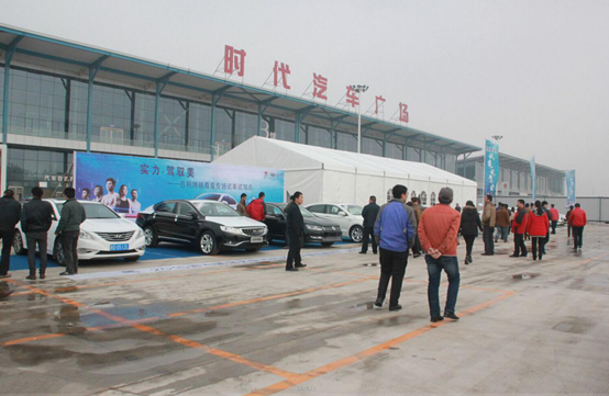 吃过午餐,远道而来的客户依次乘坐大巴整装待发,陆续前往时代汽车广场