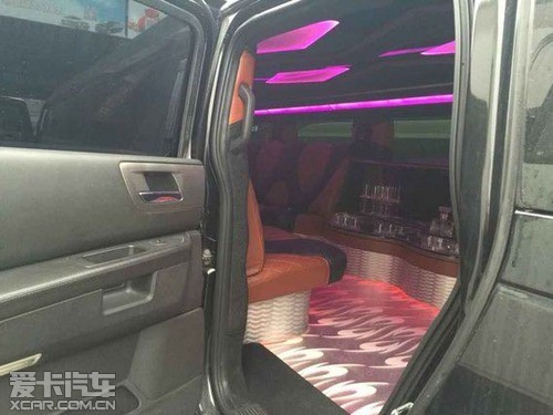 悍马加长版甄选内饰尊贵更添港口少量车