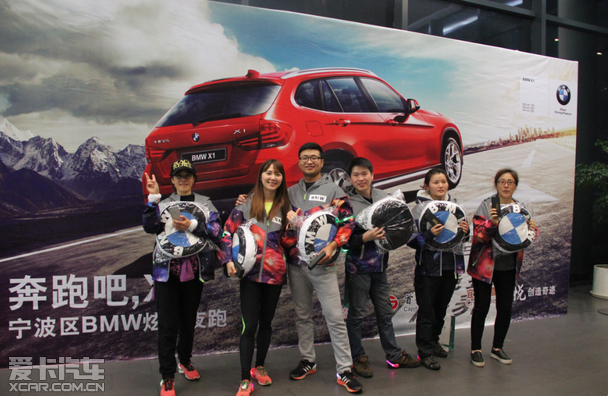美日健身的教练和我们的选手进行互动游戏1047当家主持——肖巨牌大家