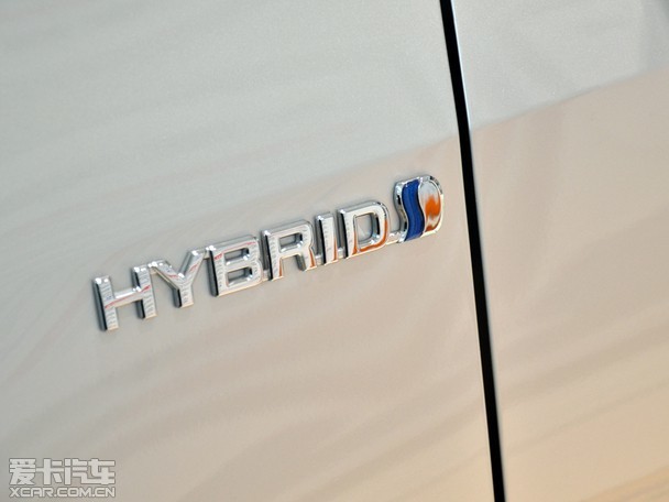 车身前后logo,翼子板上方hybrid标识以及蓝色雷凌闪电标志也代表着其
