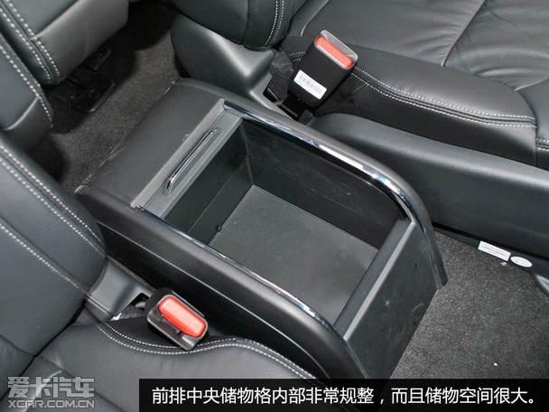 储物空间展示:座椅方面,全新艾力绅的真皮包裹座椅触感细腻,内部填充