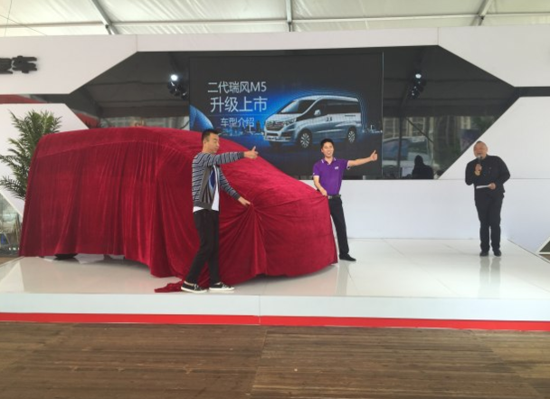 搜狐网张总及湖北区电动车领导为新车进行了揭幕