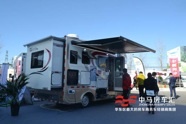 大床旅居车:奔驰房车_斯宾特24h实拍