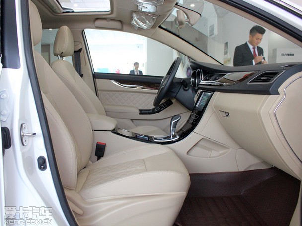 空间:内部空间宽敞 全系标配皮质座椅     新款众泰z500内部乘坐空间