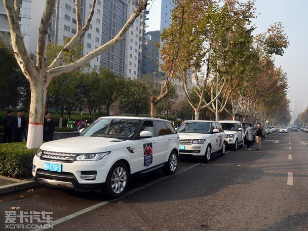 【本次车队由路虎揽胜极光和发现神行在内的数台车组成】