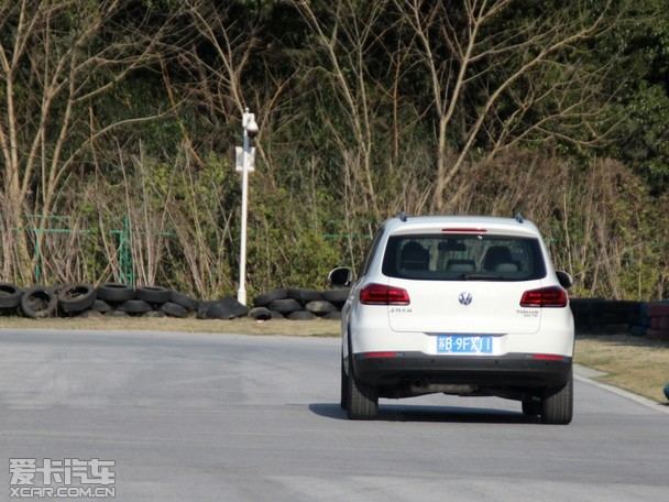 坑窪路面或減速帶時,懸掛側展現了韌性的一面,坐在車上沒有明顯的晃動