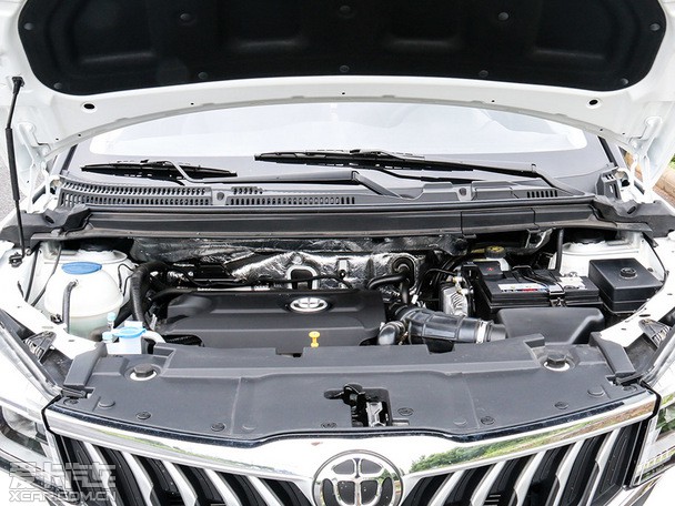 动力方面,中华v3三代依然搭载了现款车型上的1.5l自然吸气发动机与1.