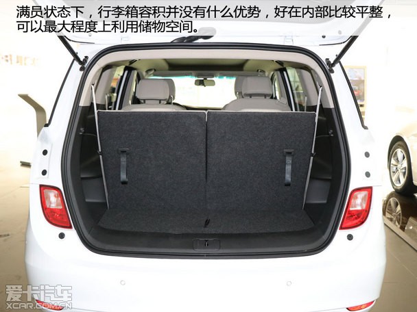 第二排为两个独立座椅,第二排及第三排座椅可实现按比例放倒