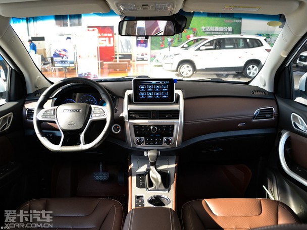 内饰方面,比速t5 8at版本基本与现款在售的手动挡车型保持一致.