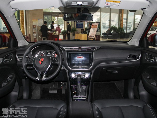 内饰部分,荣威rx3整体内饰风格明快简洁,中控面板还采用了大量皮质