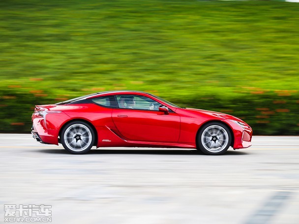 我与一百万这几天试驾雷克萨斯lc500h