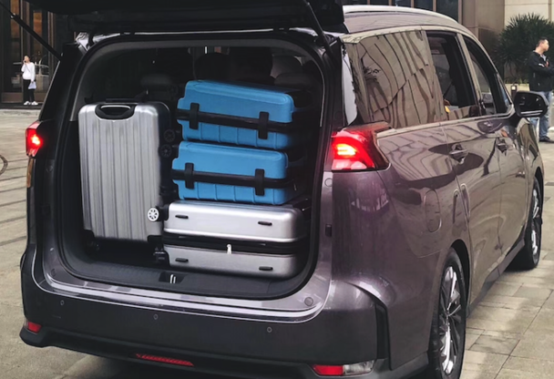 在第三排使用情况下,上汽大通maxus g50后备箱容积为406l,可以放得下2