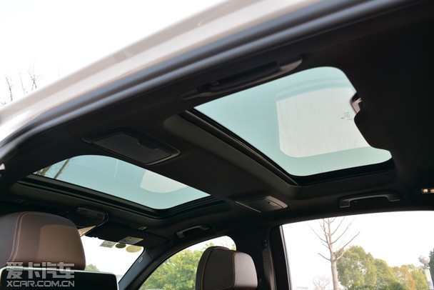 宝马5系采用了前后双天窗设计,这样既拥有了堪比全景天窗的通透性,也