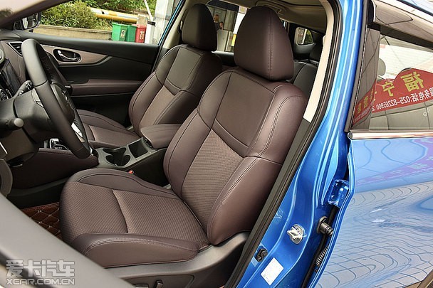 实拍的全新逍客座椅采用皮布混搭材质,座椅填充物很厚实柔软,包裹性