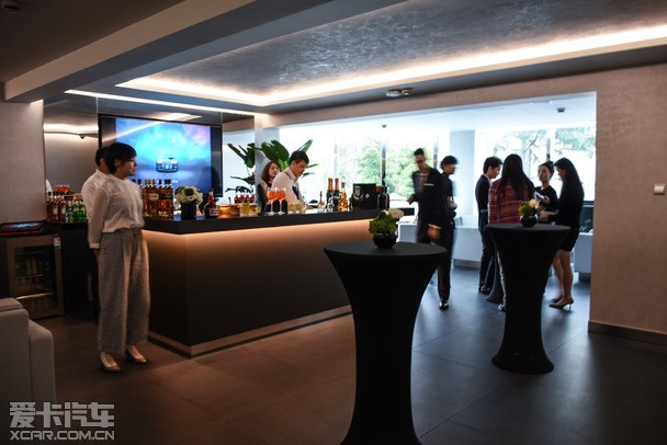 吧台区,专属盥洗室都采用了全新的布局理念,其中休息区更是延续展厅的