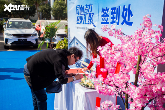 嘉宾陆续签到,写上祝福挂上我们的许愿树,期许一份心愿