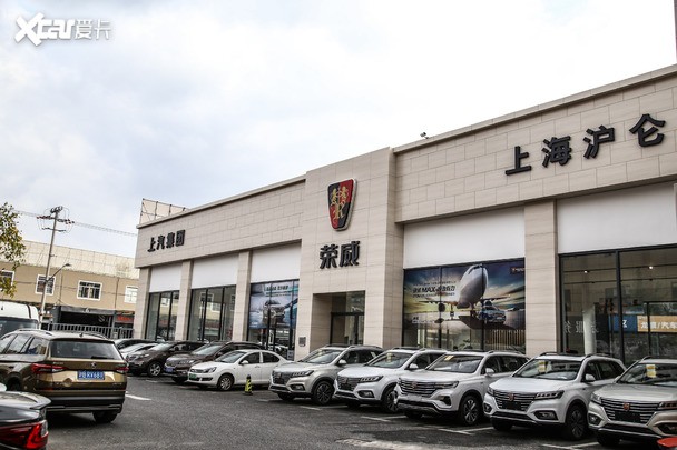 荣威展示厅的前台,最熟悉不过的背景墙面,去到每一家荣威店,都有这样